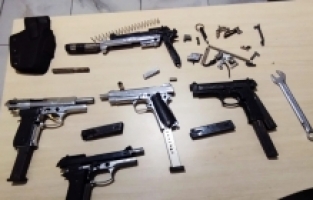 Osmaniye'de evlerinde 4 ruhsatsız tabanca bulunan 2 zanlı tutuklandı