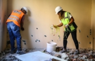 Patlayıcı uzmanı kadın ağır hasarlı binaları dinamitle yıkıyor