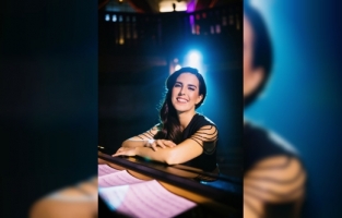 Piyanist Ayşe Deniz Gökçin'den Cumhuriyetin 100'üncü yılına özel beste