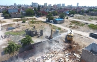 Yüreğir'de metruk binaların yıkımı sürüyor