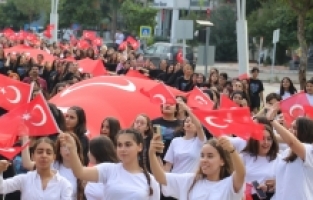 Adana'da öğrenciler Cumhuriyet'in 100. yılını 100 metrelik bayrakla kutladı