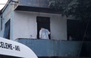 Adana'da bir kişi evde karısını baltayla öldürdü