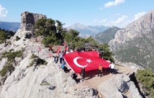 Adana'da Cumhuriyet'in 100. yılı dolayısıyla tarihi kalede Türk bayrağı açıldı