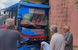 Adana'da evin duvarına çarpan halk otobüsündeki 8 kişi yaralandı