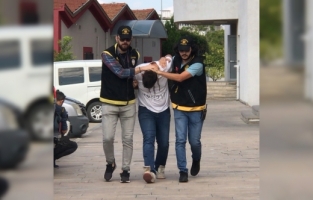 Adana'da genç kadını darbedip çantasını çalan zanlı tutuklandı