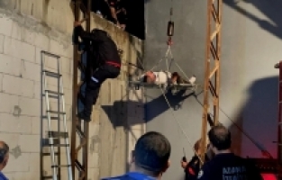 Adana'da iş yerinin penceresinden düşen kişi yaralandı