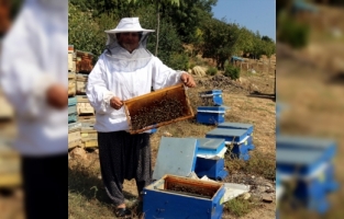 Adana'da kadın arıcıya malzeme desteği