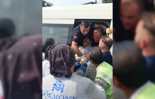 Adana'da otomobille çarpışan işçi servisindeki 3 kişi yaralandı