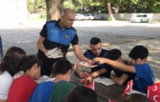 Adana'da polis, öğrencilerle kitap okudu