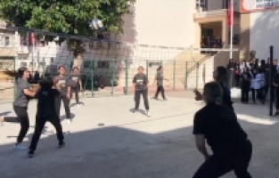 Adana'da polisler, voleybol turnuvasına hazırlanan öğrencilerle antrenman yaptı