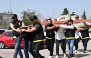 Adana'da tahsilata giden uncunun parasını gasbeden fırıncının ortağı ile arkadaşı tutuklandı