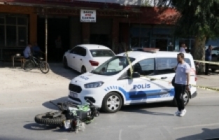 Adana'da yayaya ve minibüse çarpan motosikletin sürücüsü öldü