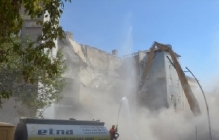 Afşin'de ağır hasarlı binalardaki yıkım çalışmaları sürüyor