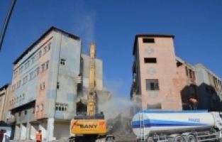 Afşin'de ağır hasarlı binaların kontrollü yıkımı devam ediyor