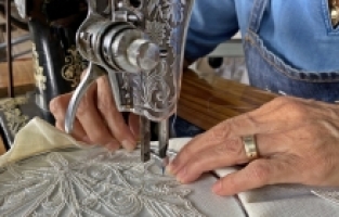 Aile yadigarı dikiş makinesiyle yaptığı ürünlerle 43 yıldır çeyizleri süslüyor