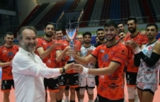 Alanya Belediyespor, 9. TSYD İzmir Voleybol Turnuvası'nda şampiyon oldu