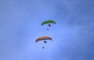 Alanya'da şehit aileleri ve gaziler yamaç paraşütüyle uçuş yaptı