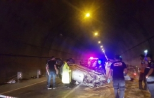 Alanya'da tüneldeki bariyerlere çarpan otomobildeki 2 kişi öldü