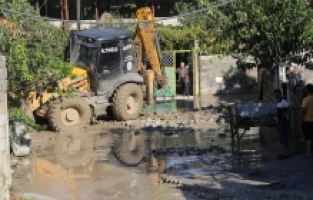 Altınözü'nde sağanak hayatı olumsuz etkiledi