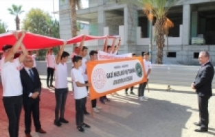 Anamur'da öğrenciler Kaymakam Bozdemir'e Türk bayrağı sundu