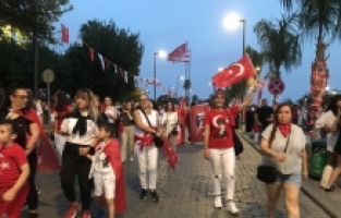 Antalya'da 400 metrelik Türk bayrağı ile fener alayı düzenlendi