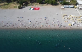 Antalya'da arama kurtarma ekipleri denizde Türk ve Filistin bayrakları açtı