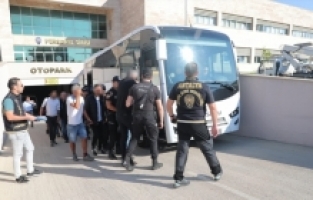 Antalya'da çeşitli suçlardan aranan 60 kişi yakalandı