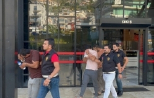 Antalya'da kendilerini polis olarak tanıtarak yaşlı kadını dolandıran 3 zanlı tutuklandı