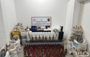 Antalya'da kiraladığı evde sahte alkol üreten şüpheli yakalandı