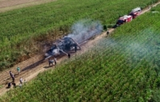 Antalya'da mısır tarlasındaki biçerdöverde çıkan yangında 2 kişi yaralandı