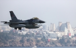 Antalya'da savaş uçakları gösteri uçuşu yaptı