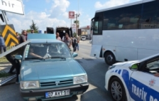 Antalya'da tur midibüsüyle otomobilin karıştığı kazada 1 kişi yaralandı