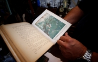 Antalyalı koleksiyoner İstiklal Marşı'nın ilk bestesinin taş plağına gözü gibi bakıyor