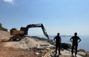 Antalya'nın Kaş ilçesinde 5 villanın kaçak havuzları yıkıldı