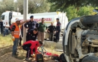 Burdur'da ağaca çarpan otomobildeki baba oğul öldü