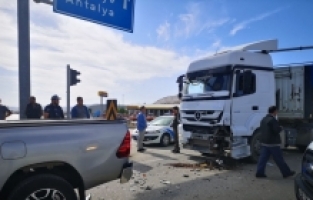 Burdur'da iki otomobilin çarpıştığı kazada bir kişi yaralandı