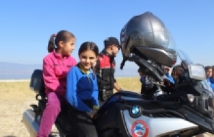 Burdur'da polisler uçurtma şenliğinde çocuklarla buluştu