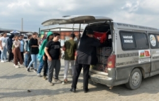 Denizlili “Elmacı Dede“ yetiştirdiği meyvelerle Kahramanmaraşlı afetzede çocukları sevindirdi