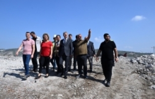 Depremde yıkılan binaların enkazları ayrıştırılıyor