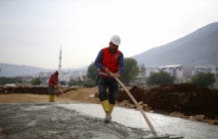 Elbistan'da dar gelirli depremzedeler için yapılan 40 konutun ilk harcı döküldü