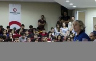 Emekli NASA astronotu Metcalf-Lindenburger, Hatay'da öğrencilerle buluştu