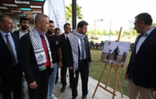 Filistinli öğrenciler ailelerinden gelen fotoğraflarla Alanya'da sergi açtı