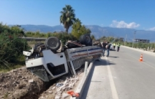 Finike'de kamyonetin sürücüsü yaralandı