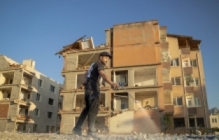 Fransız sanatçı, Hatay'da yıkıntılar arasında çizdiği resmi tanıttı