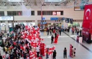 Fraport TAV Antalya Havalimanı'nda Cumhuriyet'in 100. yılı kutlandı