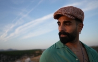 Gökhan Türkmen dinleyenin kalbine dokunuyor