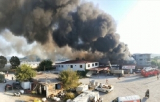 Beyaz eşya ve mobilya mağazasında çıkan yangın söndürüldü