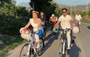 Hatay'da gelin ve damat nikaha bisikletle gitti