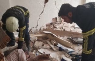 Hatay'da girdiği ağır hasarlı binada üzerine duvar devrilen kişi yaralandı