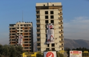 Hatay'da 10 binadan oluşan ağır hasarlı site patlayıcı yardımıyla yıkıldı